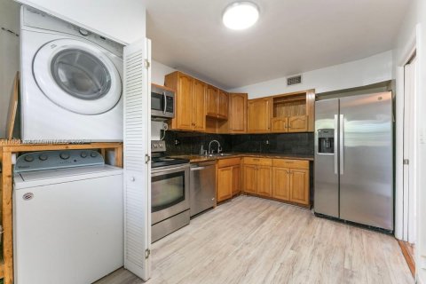 Condo in Coral Springs, Florida, 2 bedrooms  № 2026105 - photo 3