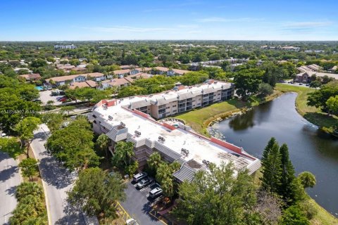 Condo in Coral Springs, Florida, 2 bedrooms  № 2026105 - photo 15
