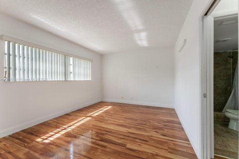 Condo in Coral Springs, Florida, 2 bedrooms  № 2026105 - photo 7