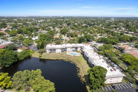 Condo in Coral Springs, Florida, 2 bedrooms  № 2026105 - photo 18