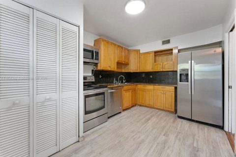 Condo in Coral Springs, Florida, 2 bedrooms  № 2026105 - photo 4
