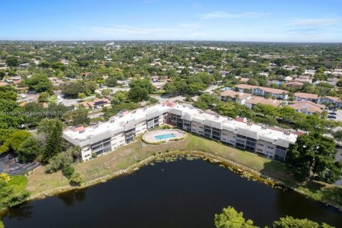 Condo in Coral Springs, Florida, 2 bedrooms  № 2026105 - photo 17