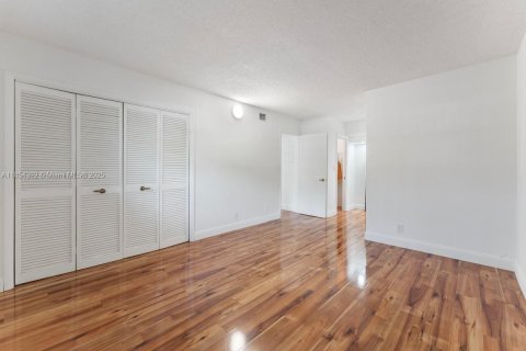 Condo in Coral Springs, Florida, 2 bedrooms  № 2026105 - photo 12