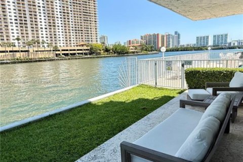 Copropriété à louer à North Miami Beach, Floride: 3 chambres, 129.6 m2 № 1980451 - photo 2