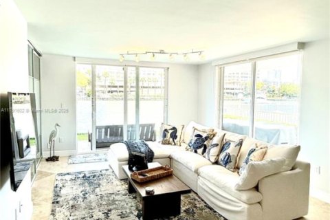 Copropriété à louer à North Miami Beach, Floride: 3 chambres, 129.6 m2 № 1980451 - photo 9