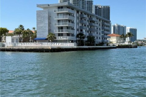 Condo à North Miami Beach, Floride, 3 chambres  № 1980451