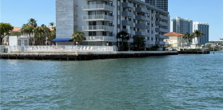 Condo à North Miami Beach, Floride, 3 chambres  № 1980451