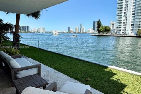 Copropriété à louer à North Miami Beach, Floride: 3 chambres, 129.6 m2 № 1980451 - photo 3