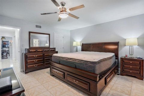 Condo in South Pasadena, Florida, 2 bedrooms  № 1340072 - photo 30
