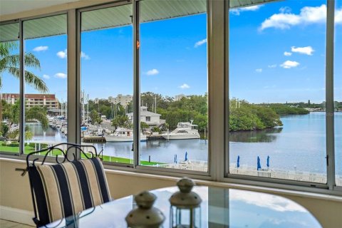 Condo in South Pasadena, Florida, 2 bedrooms  № 1340072 - photo 25