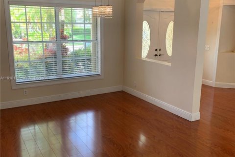 Villa ou maison à louer à Weston, Floride: 4 chambres, 217.95 m2 № 1983701 - photo 9