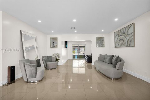 House in Miami, Florida 5 bedrooms, 189.52 sq.m. № 2043337 - photo 10