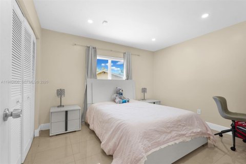 House in Miami, Florida 5 bedrooms, 189.52 sq.m. № 2043337 - photo 29