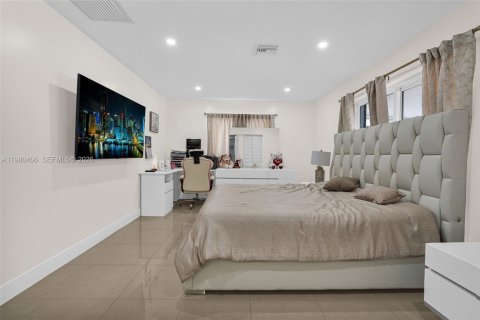 House in Miami, Florida 5 bedrooms, 189.52 sq.m. № 2043337 - photo 22