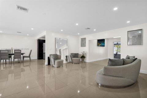 House in Miami, Florida 5 bedrooms, 189.52 sq.m. № 2043337 - photo 9