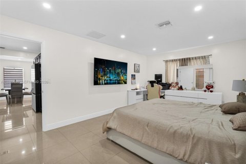 House in Miami, Florida 5 bedrooms, 189.52 sq.m. № 2043337 - photo 23