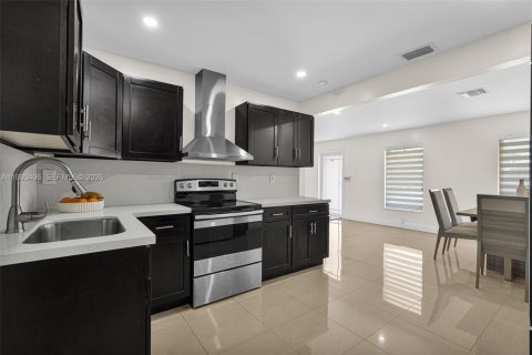 House in Miami, Florida 5 bedrooms, 189.52 sq.m. № 2043337 - photo 16