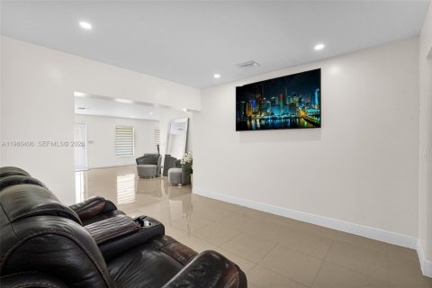 House in Miami, Florida 5 bedrooms, 189.52 sq.m. № 2043337 - photo 19