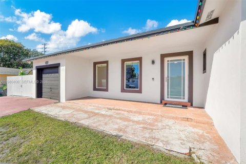 House in Miami, Florida 5 bedrooms, 189.52 sq.m. № 2043337 - photo 4