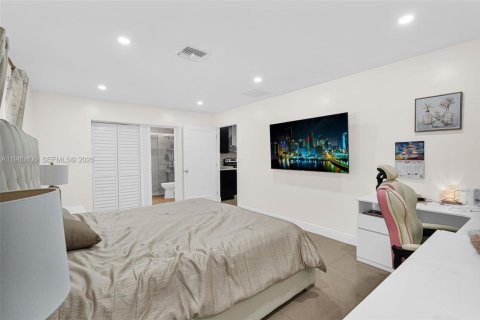 House in Miami, Florida 5 bedrooms, 189.52 sq.m. № 2043337 - photo 24