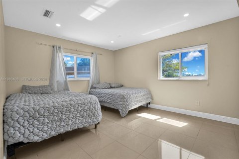 House in Miami, Florida 5 bedrooms, 189.52 sq.m. № 2043337 - photo 27