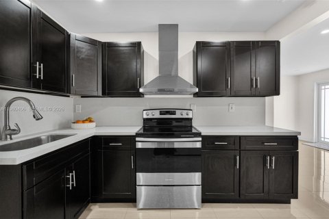 House in Miami, Florida 5 bedrooms, 189.52 sq.m. № 2043337 - photo 15