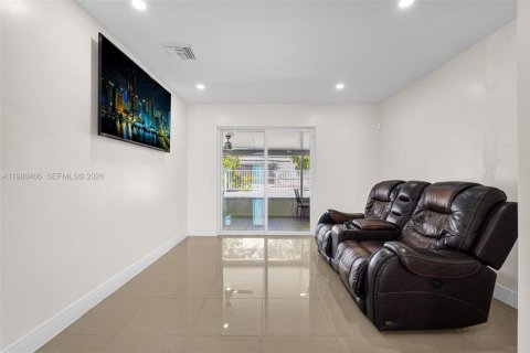 House in Miami, Florida 5 bedrooms, 189.52 sq.m. № 2043337 - photo 20