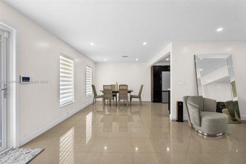 House in Miami, Florida 5 bedrooms, 189.52 sq.m. № 2043337 - photo 11