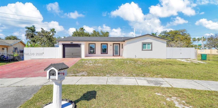 House in Miami, Florida 5 bedrooms, 189.52 sq.m. № 2043337