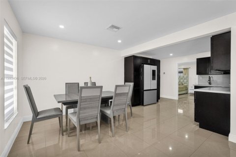 House in Miami, Florida 5 bedrooms, 189.52 sq.m. № 2043337 - photo 17