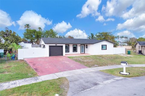 House in Miami, Florida 5 bedrooms, 189.52 sq.m. № 2043337 - photo 3