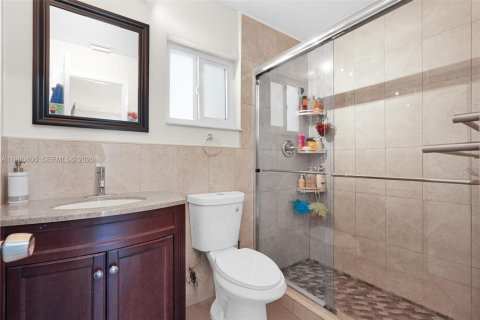 House in Miami, Florida 5 bedrooms, 189.52 sq.m. № 2043337 - photo 28