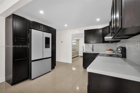 House in Miami, Florida 5 bedrooms, 189.52 sq.m. № 2043337 - photo 12