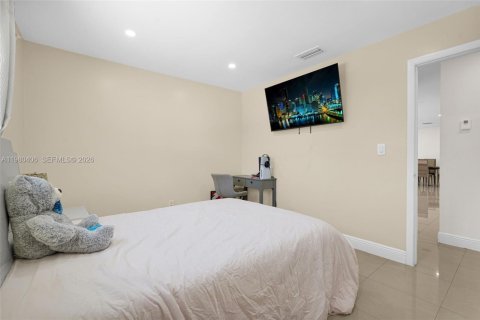 House in Miami, Florida 5 bedrooms, 189.52 sq.m. № 2043337 - photo 30