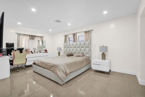 House in Miami, Florida 5 bedrooms, 189.52 sq.m. № 2043337 - photo 21