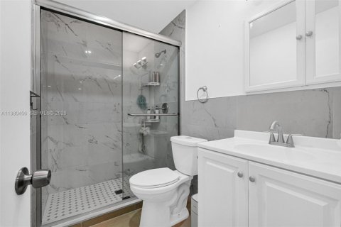 House in Miami, Florida 5 bedrooms, 189.52 sq.m. № 2043337 - photo 25