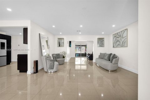 House in Miami, Florida 5 bedrooms, 189.52 sq.m. № 2043337 - photo 8