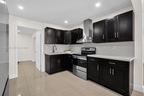 House in Miami, Florida 5 bedrooms, 189.52 sq.m. № 2043337 - photo 13