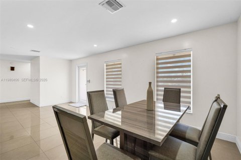 House in Miami, Florida 5 bedrooms, 189.52 sq.m. № 2043337 - photo 18