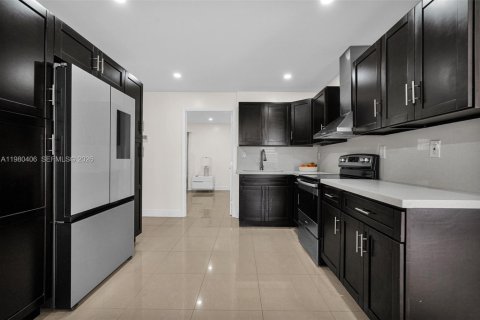 House in Miami, Florida 5 bedrooms, 189.52 sq.m. № 2043337 - photo 14