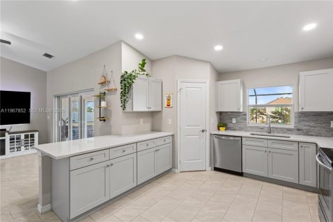 Casa en venta en Cape Coral, Florida, 4 dormitorios, 149.94 m2 № 2032501 - foto 25