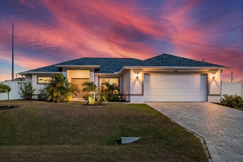 Casa en venta en Cape Coral, Florida, 4 dormitorios, 149.94 m2 № 2032501 - foto 2