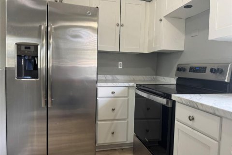Propiedad comercial en venta en Lakeland, Florida, 6 dormitorios, 226.68 m2 № 1915372 - foto 3