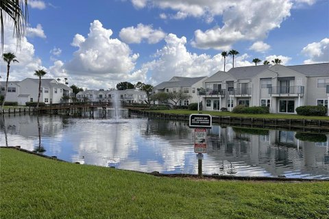 Condo in Orlando, Florida, 2 bedrooms  № 1885864 - photo 1