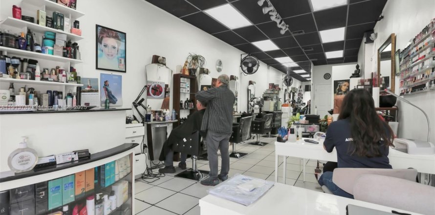 Propiedad comercial en Doral, Florida № 1969847