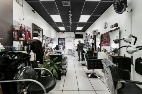 Propiedad comercial en venta en Doral, Florida № 1969847 - foto 5