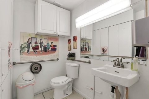 Propiedad comercial en venta en Doral, Florida № 1969847 - foto 7