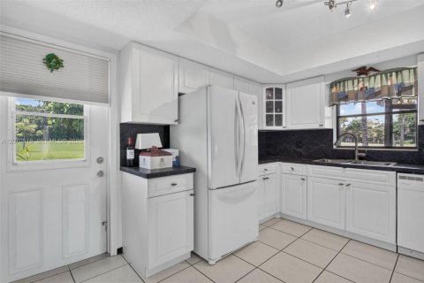 House in Tamarac, Florida 2 bedrooms, 156.45 sq.m. № 2307748 - photo 20