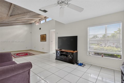 House in Tamarac, Florida 2 bedrooms, 156.45 sq.m. № 2307748 - photo 16