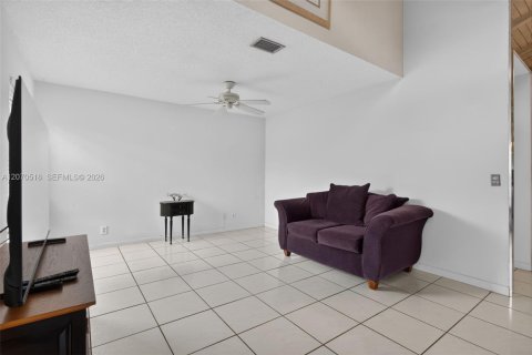 House in Tamarac, Florida 2 bedrooms, 156.45 sq.m. № 2307748 - photo 14